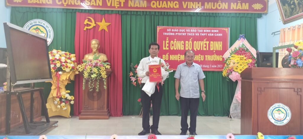 Thầy Đào Đức Tuấn trao Quyết định bổ nhiệm lại cho Thầy Trương Xuân Tú